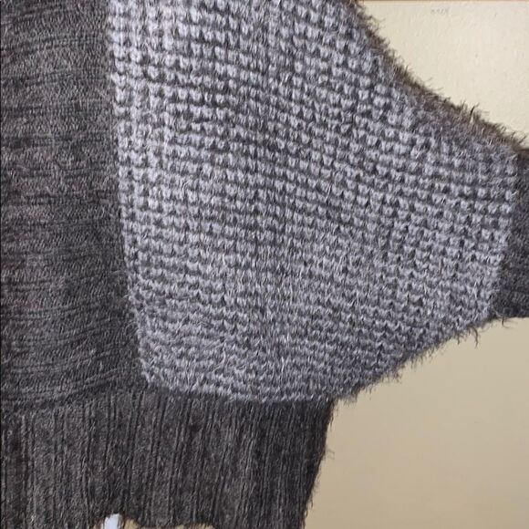 Soft lush fuzzy SIMPLY Noelle gray sweater. - Picture 3 of 8
